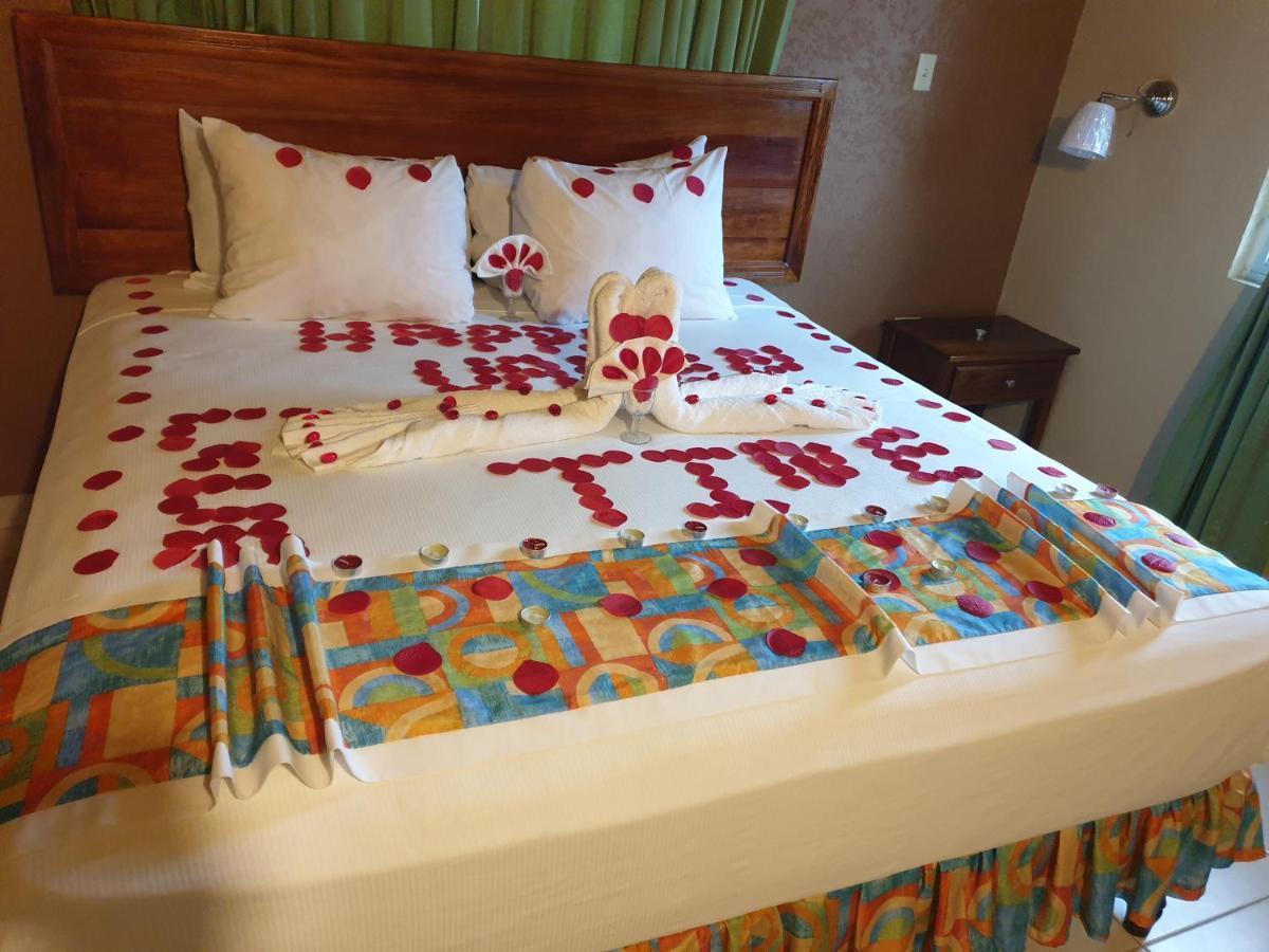 Palm Bay Guest House & Restaurant مونتيغو باي المظهر الخارجي الصورة