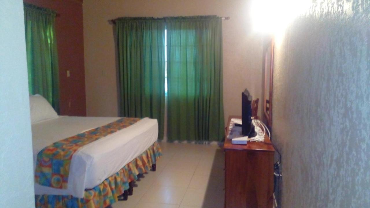 Palm Bay Guest House & Restaurant مونتيغو باي المظهر الخارجي الصورة